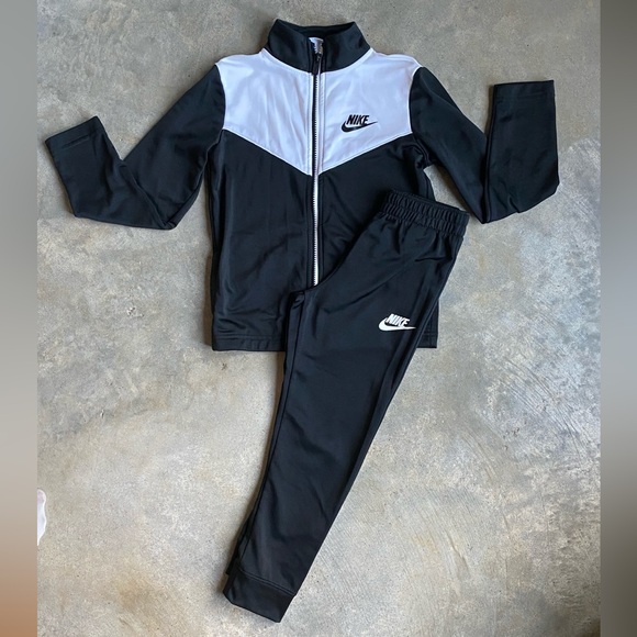 Nike Boys Black & White Tracksuit Set Size 5–6 Years – Jacket & Pants - Picture 1 of 9
